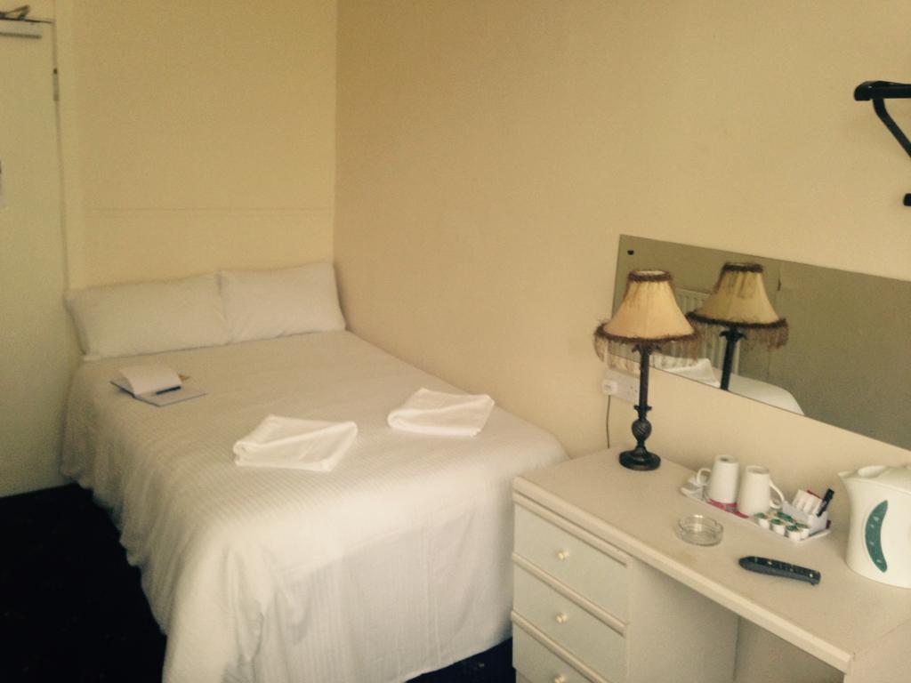 Peek-A-Booze - Budget Hotel - Adults Only Blackpool Zimmer foto